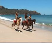 Ковбой на пляже трахает двух бисексуалок